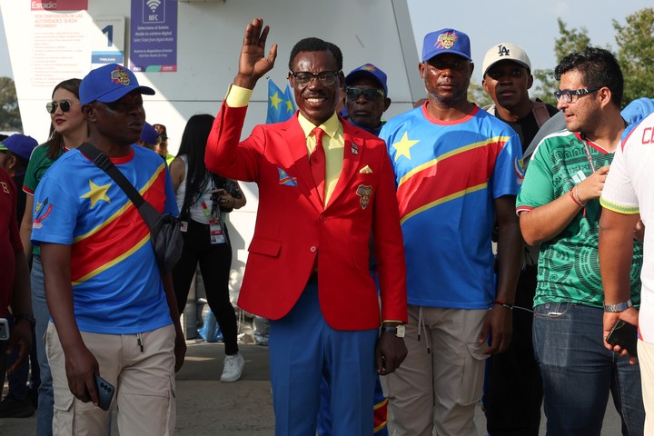 Michel Kuka Mboladinga, conocido como Lumumba Vea, saluda a los hinchas antes del partido vs. Colombia.