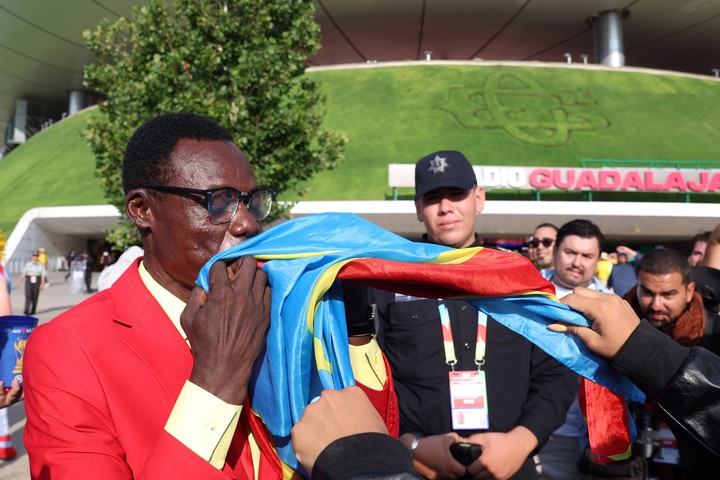 Lumumba Vea, besa una bandera nacional antes del partido ante Colombia.