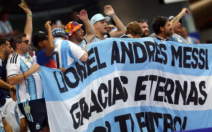 Es la bandera de todos los hinchas (REUTERS / Kai Pfaffenbach).