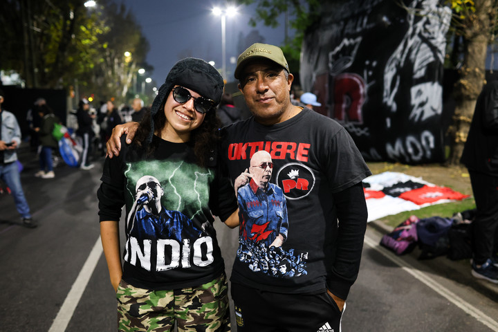 Juan y su hija, fanáticos del Indio. Foto Antonio Becerra 