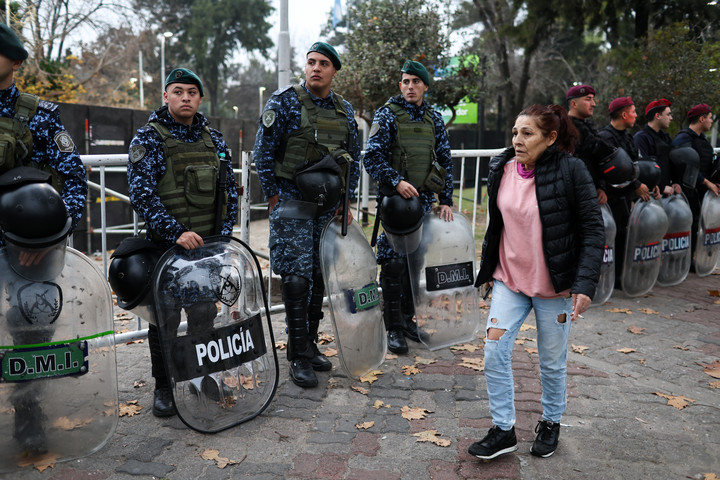 El operativo policial, desde temprano en Villa Domínico. Foto: Antonio Becerra 