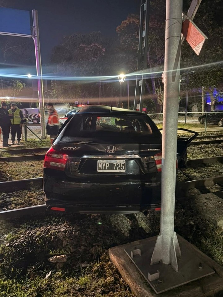 Así quedó el auto de Ernestina Pais tras el accidente en el paso a nivel de San Isidro.