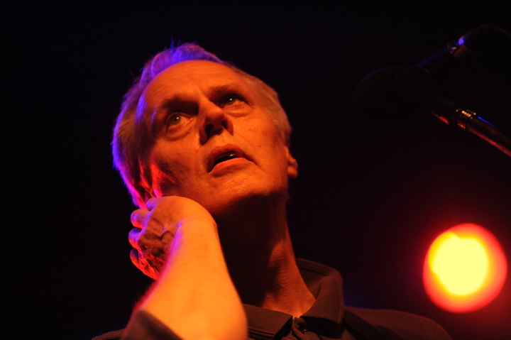 Tom Verlaine en concierto. Su estilo de guitarra influyó a generaciones de músicos, de Sonic Youth a The Strokes.