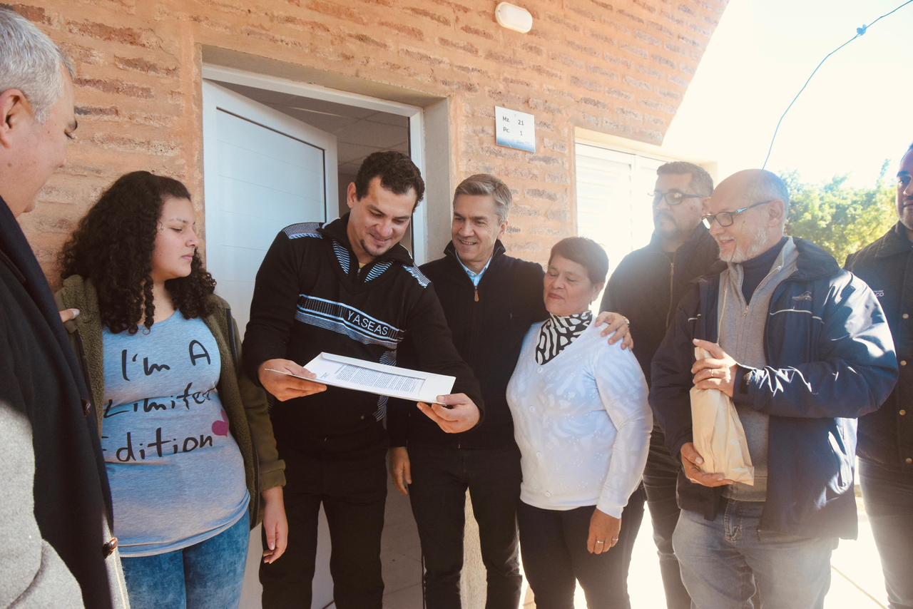 SE ENTREGARON VIVIENDAS EN LAGUNA LIMPIA: “SEGUIMOS CUMPLIENDO EL SUEÑO DE LA CASA PROPIA EN TODA LA PROVINCIA” DIJO EL GOBERNADOR