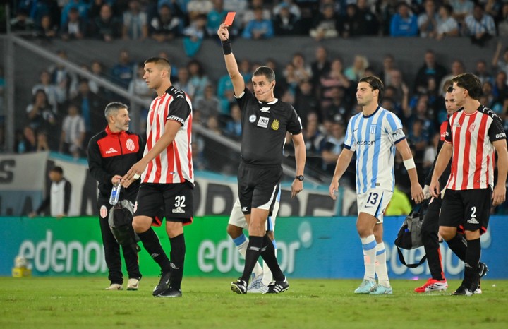 Echavarría le muestra la roja a Adrián Fernández, el Toto (Fotobaires).