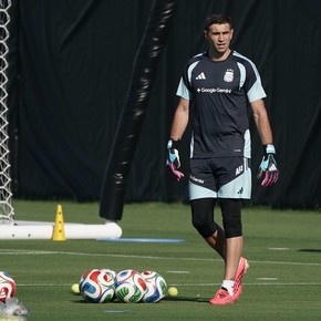 Gran noticia: Dibu se entrenó con guantes a cinco días del debut