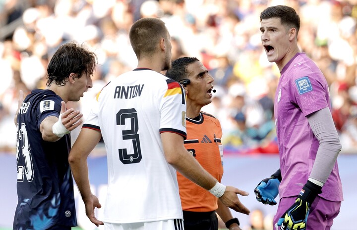 Gill se le planta a Anton y Galarza apura al referí (EFE / EPA / Shawn Thew).