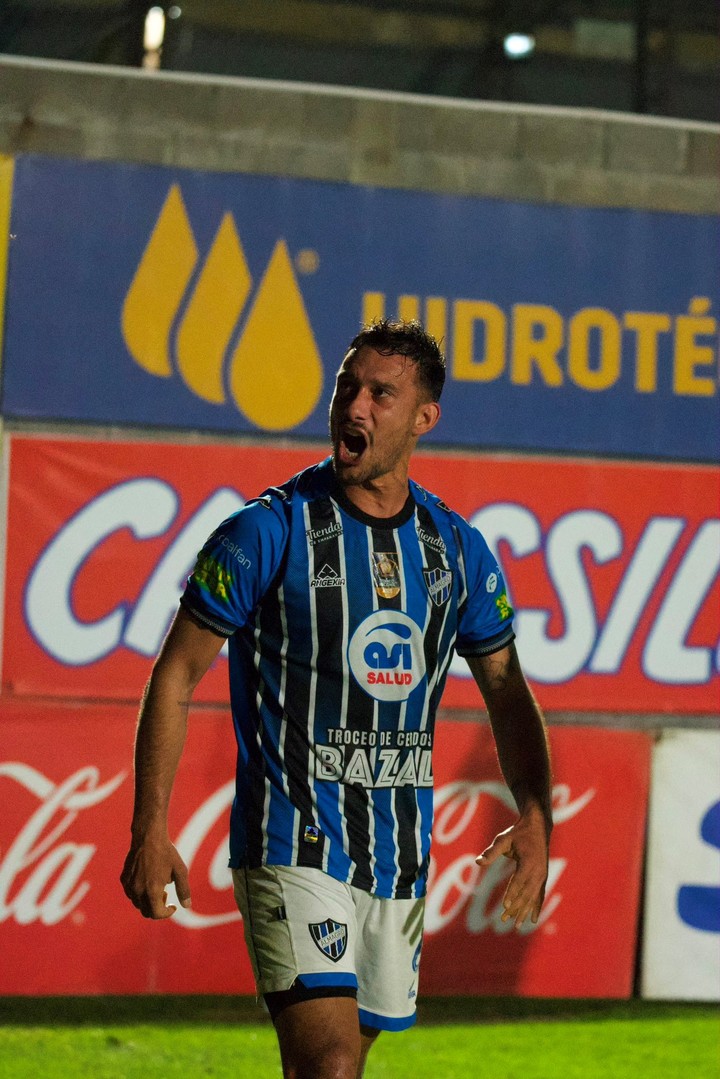 Julián Vitale festeja el suyo. (Foto: @almagroficial)