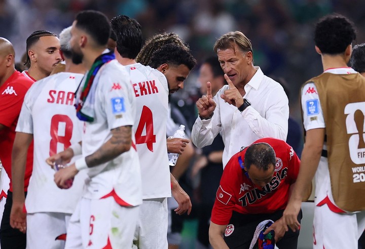 Herve Renard junto al plantel ante Túnez (REUTERS)