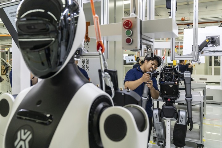 Lingyi&nbsp;iTech, otra empresa china que produce robots humanoides. Foto: Bloomberg