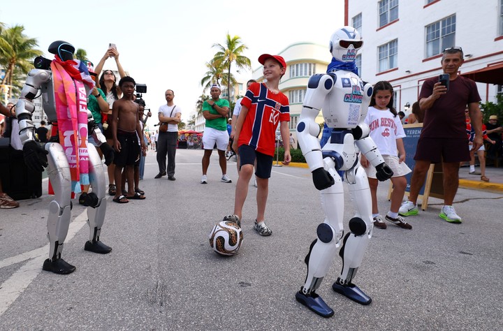 Robots en Miami Beach, durante el Mundial 2026. Foto: Reuters