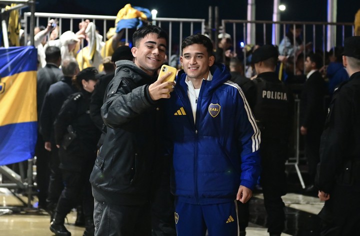 La odisea de Boca para llegar de Chile a Rosario, con una larga espera dentro del avión. foto sebastian granata