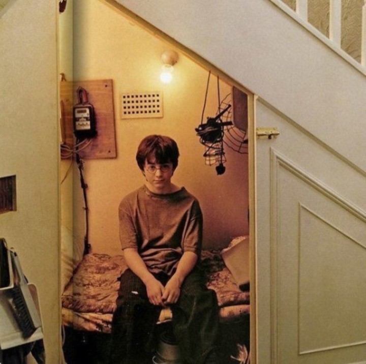 Durmiendo debajo de la escalera. La casa de Harry en el 4 de Privet Drive, en la ficticia localidad de Little Whinging. La locación real está en Bracknell, Berkshire, Reino Unido.