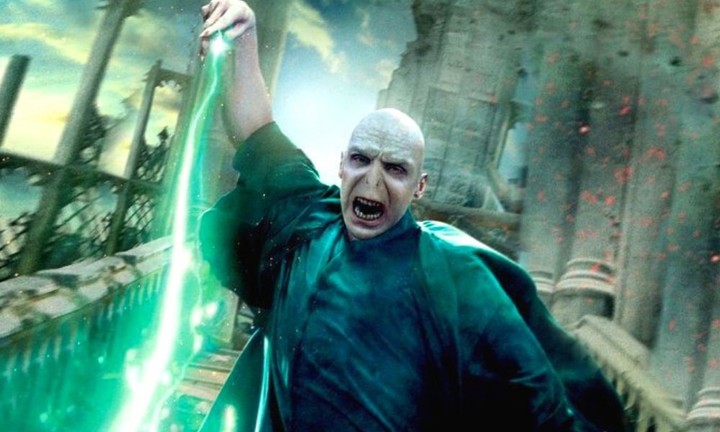 Lord Voldemort (Ralph Fiennes) es el archienemigo de Harry Potter.