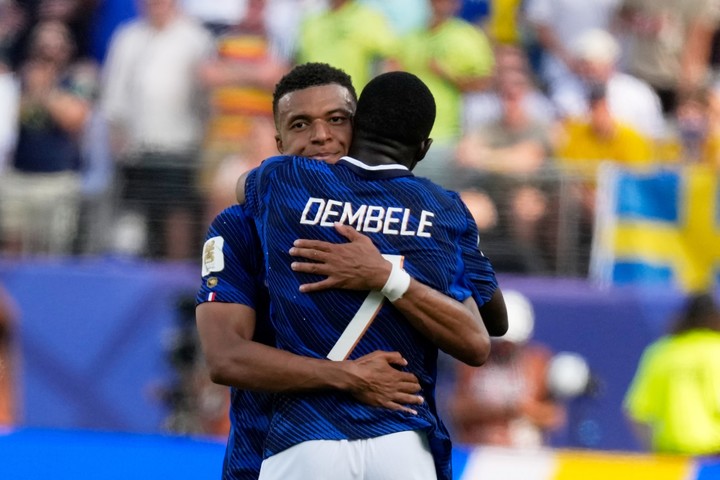 Mbappé y Dembélé marcan el camino de Francia en este Mundial. (Foto: AP)