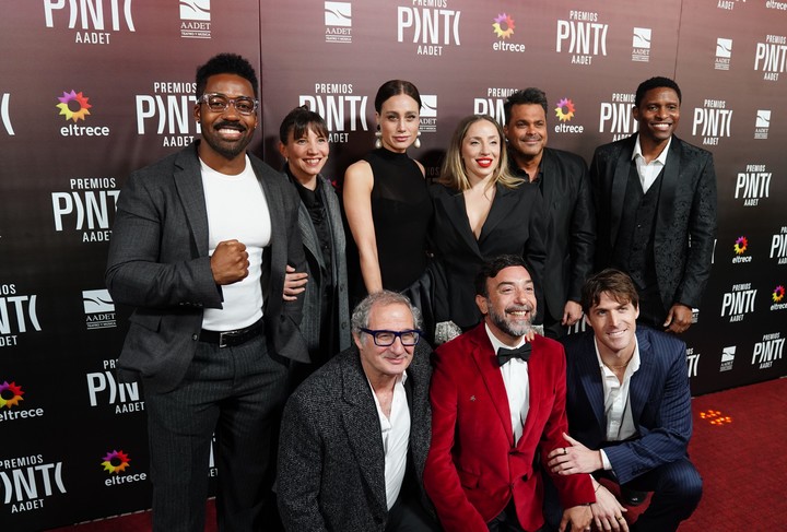 Parte del elenco de Rocky, en la alfombra roja de los Premios Pinti. Foto: Marcelo Carroll.