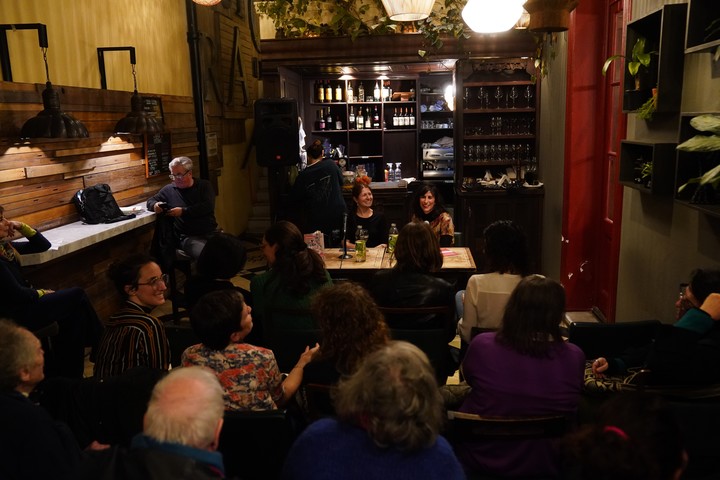 Sofía Balbuena presentó su libro en Eterna Cadencia con la editora Magalí Etchebarne. Foto: Emmanuel Fernández.