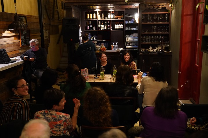Sofía Balbuena presentó su libro en Eterna Cadencia con la editora Magalí Etchebarne. Foto: Emmanuel Fernández.