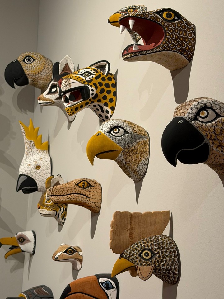 Cabezas de animales en madera de mulungu (un árbol muy común en el noreste de Brasil) talladas por los artesanos Jaílton y Jamile Rodrigues. .
