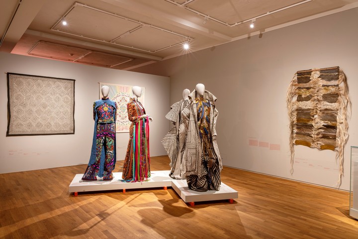 El Museo Grassi (Leipzig) alberga The Soul of Objects (El alma de los objetos), una exposición dedicada a las artes aplicadas y a la artesanía de América Latina, curada por Luján Cambariere.