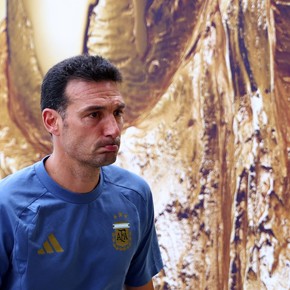 Scaloni: la bandera de Malvinas, el recibimiento y "en la derrota somos nobles"