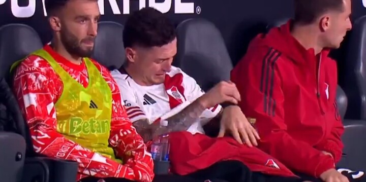 Moreno, entre Pezzella y Galoppo. ¿No es ahí donde River perdió jerarquía? (Captura de TV).