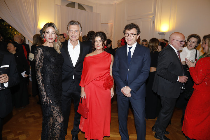 El expresidente Mauricio Macri, y su pareja Dolores Teuly, la ministra de Cultura porteña, Gabriela Ricardes, y el director del Teatro Colón, Gerardo Grieco, en la velada a beneficio del Bellas Artes. Foto: Julio Ruíz
