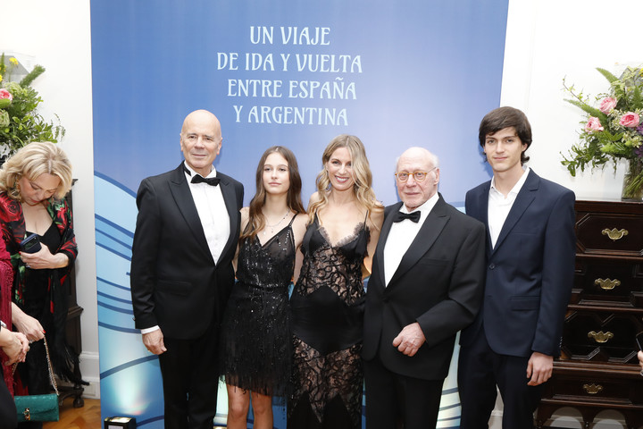El abogado, escritor y coleccionista de arte Julio César Crivelli, presidente de la Asociación Amigos del Museo Nacional de Bellas Artes, junto a su hija, Lucía Crivelli, jefa de Neuropsicología de FLENI, y sus nietos, además de Jorge Telerman. Foto: Julio Ruíz