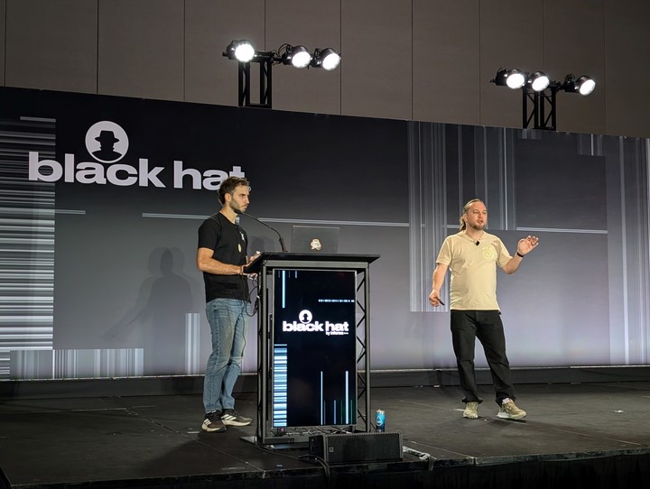 Gastón Aznarez (izquierda) y Federico Kirschbaum (derecha) durante la exposición en Black Hat USA 2026. Foto: Juan Brodersen