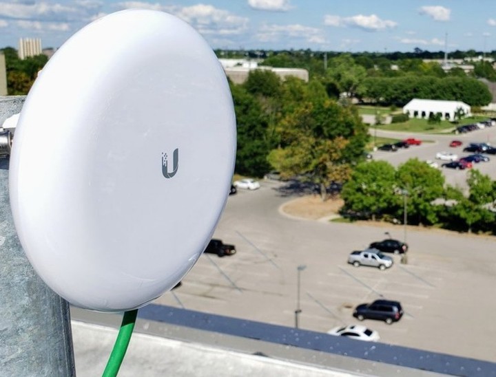 Una antena Ubiquiti NanoBeam, utilizada para conectar edificios o llevar internet a lugares alejados mediante enlaces terrestres. Foto: Ubiquiti