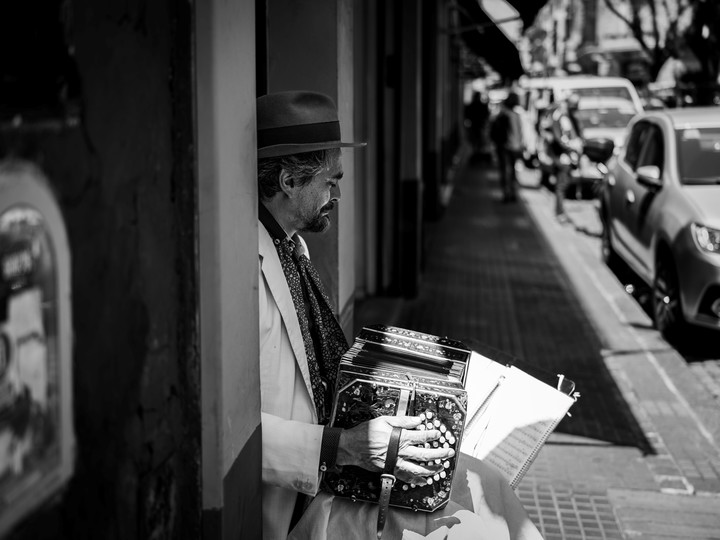 Tango en las calles y un bandoneón sonando, capturado por el pianista británico residente en Madrid James Rhodes. Foto: James Rhodes, gentileza.