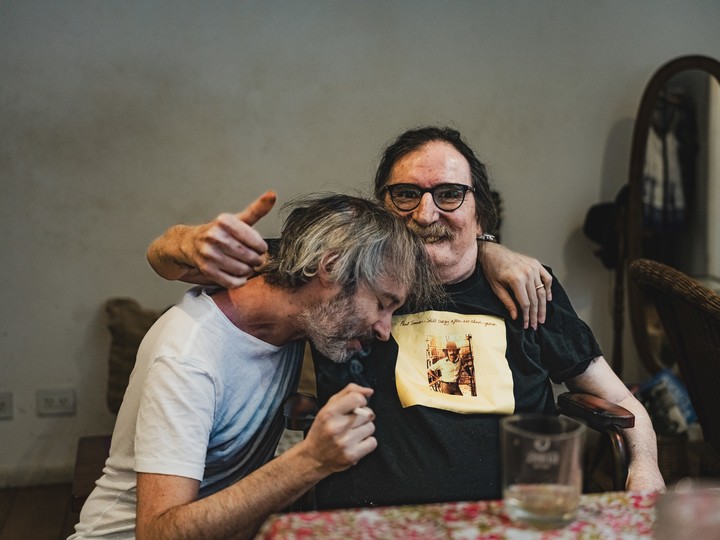 Abrazo con Charly García. Foto: James Rhodes, gentileza.