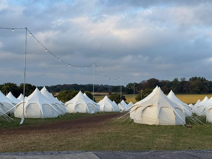 "Dreamfields", el área VIP de Creamfields UK, con carpas que tienen camas y conexión eléctrica. 