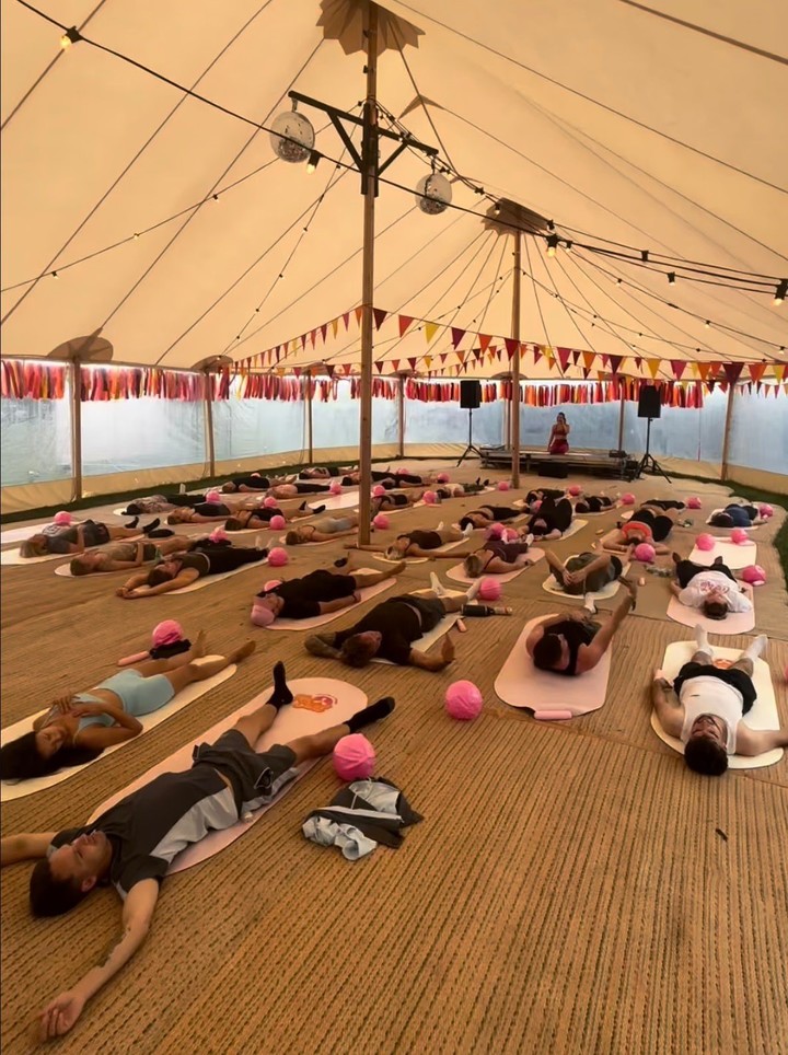 Los alumnos agotados al final de una de las clases de pilates que se dictaron en Creamfields UK 2026. 