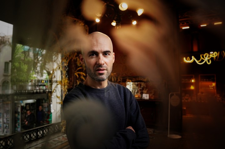 El escritor español Daniel Morales es autor de Cuaderno inglés, la novela con la que obtuvo el Premio Clarín Novela 2025. Foto: Martín Bonetto.