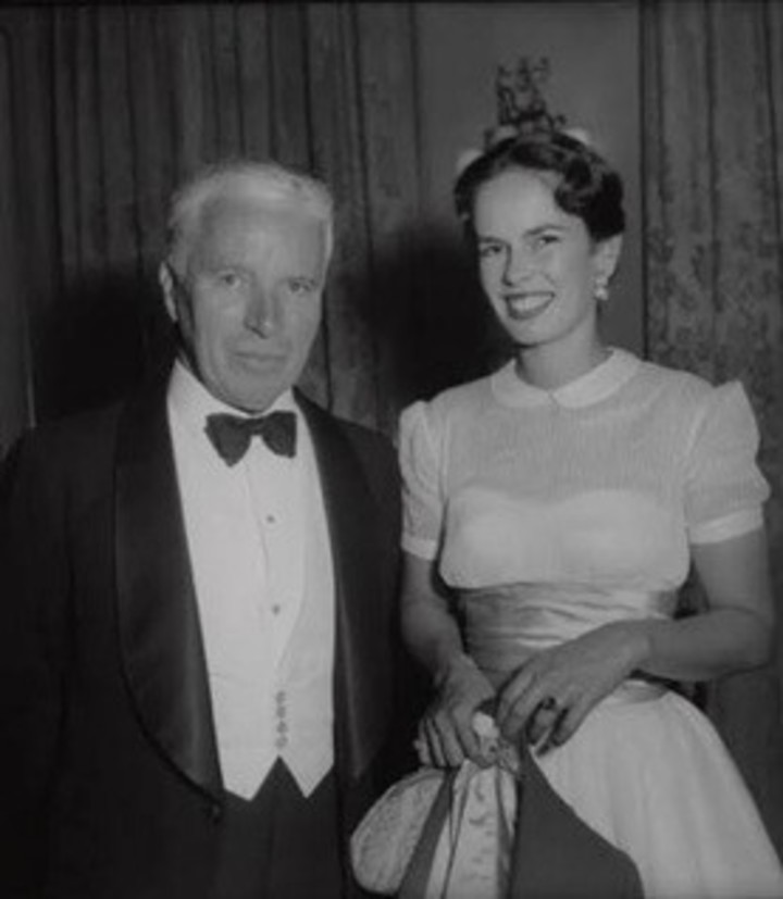Charlie Chaplin junto a su cuarta esposa, Oona O'Neill, hija del dramaturgo estadounidense Eugene O'Neill. Archivo Clarín.