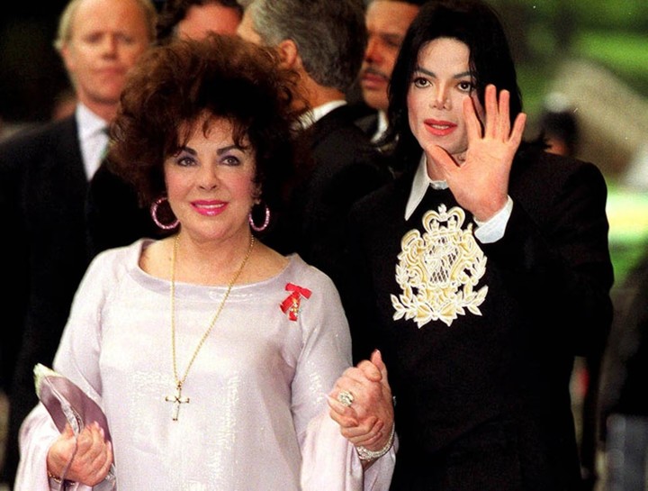 La actriz Liz Taylor con el cantante Michael Jackson. Archivo Clarín.