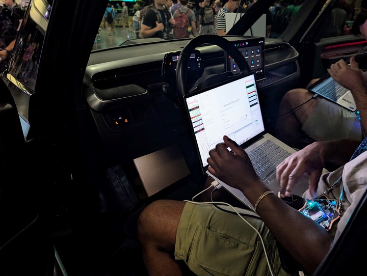 Un CTF (competencia) en la Car Hacking Village. Foto: Juan Brodersen