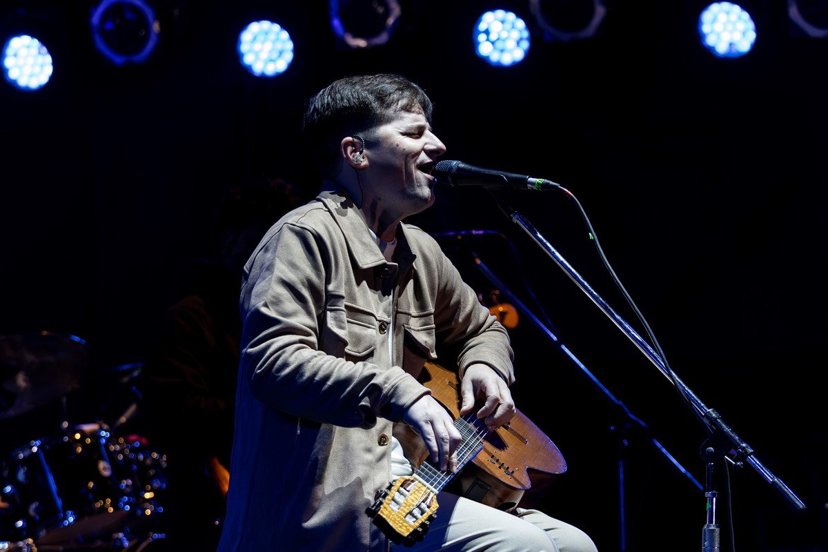 Nahuel Pennisi hizo bailar al Centro Civíco de Bariloche y también conmovió al público con sus nuevas canciones en la 55ª Fiesta Nacional de la Nieve. Foto: Power Link