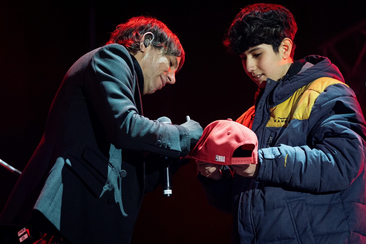 Joaquín Levinton firmó la gorra de Yatel, un adolescente que pidió tocar un riff de bajo junto a él. Foto: Power Link