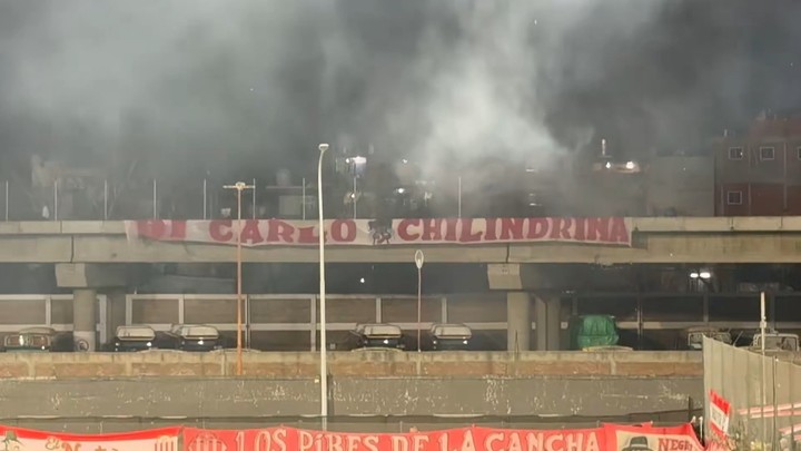 "Di Carlo Chilindrina", la bandera que apareció en cancha de Barracas (Foto: X @InfoCanaya).