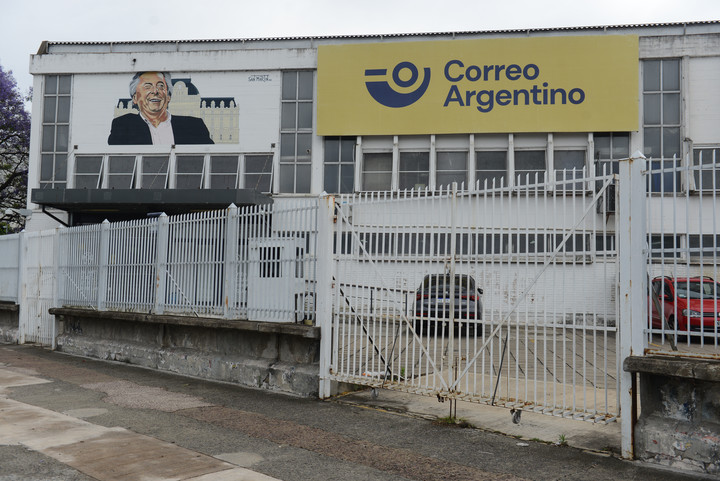 En Argentina hay una estafa muy conocida sobre un paquete que está trabado en el correo y demanda urgencia: casi siempre es falso. Foto: Luciano Thieberger