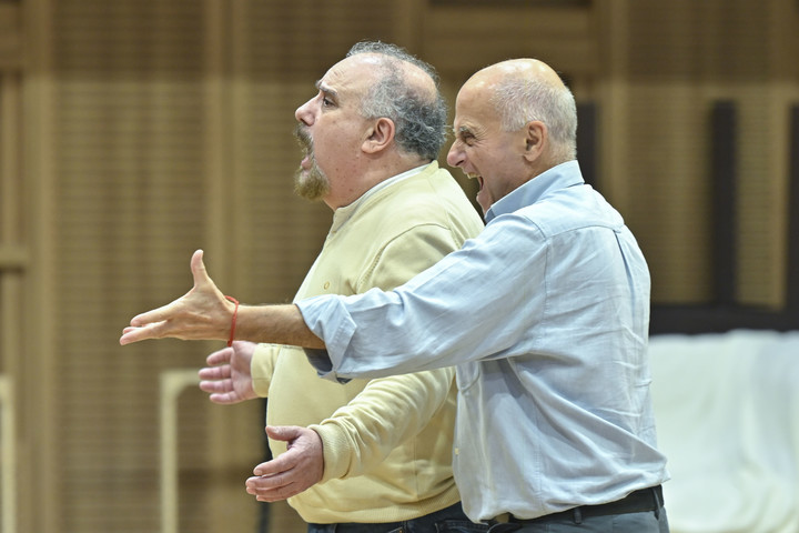 Fabio Sparvoli trabajando con uno de los cantantes, en los ensayos de "Otello". Foto: Juanjo Bruzza/Teatro Colón