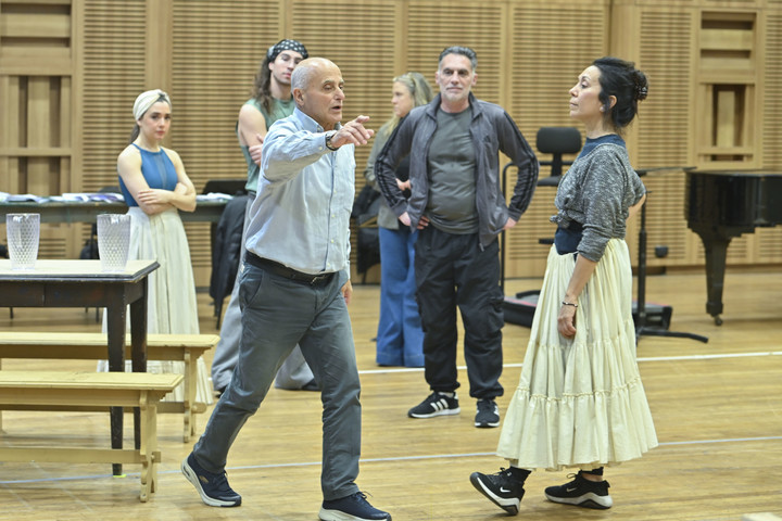 Fabio Sparvoli le muestra una escena a una de las protagonistas de "Otello", durante uno de los ensayos de la ópera de Verdi. Foto: Juanjo Bruzza/Teatro Colón