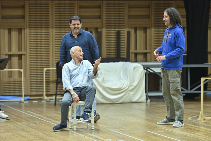 Favio Sparvoli, sentado y distendido durante uno de los ensayos de "Otello". Foto: Juanjo Bruzza/Teatro Colón