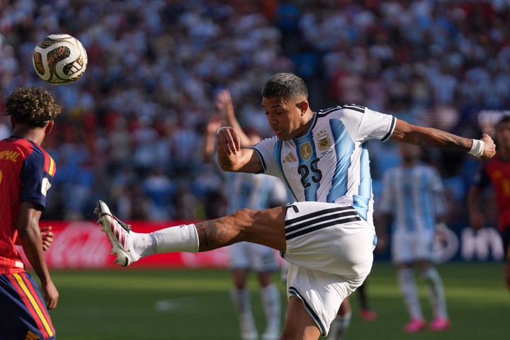 Facundo Medina en la final del Mundial 2026. (EFE/ Angel Colmenares)