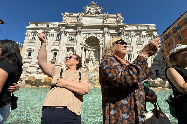 Ver de cerca la Fontana de Trevi, va a costar 2 euros. EFE/Daniel Cáceres