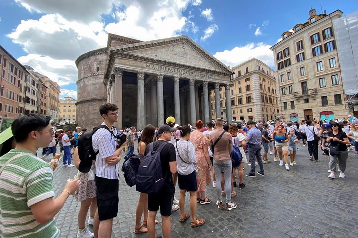 Grupos de turistas hacen fila para poder visitar este lunes, el Panteón de Agripa de Roma (Italia). EFE/ Antonello Nusca