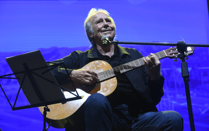 Serrat en escena: su versión de “Suzanne” —en catalán— volvió más cercana una canción nacida del otro lado del río.