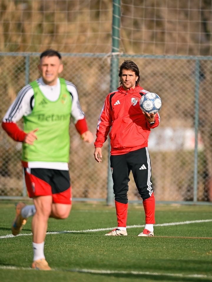 Ponzio dirigió su primera práctica como DT de River. Foto: prensa River